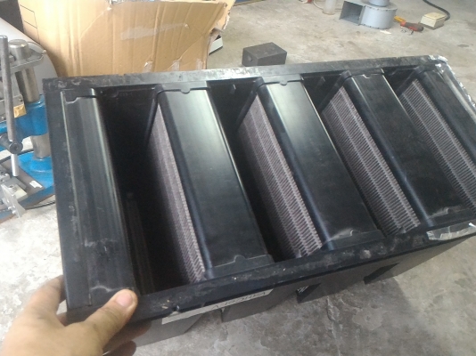 แผ่งกรองอากาศ ยี่ห้อ American Air Filter รูปแบบวางแผ่งเป็นรูป V  ใช้กรองอากาศทำห้องปลอดฝุ่นได้เลย
