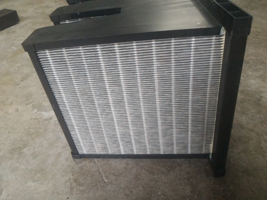 แผ่งกรองอากาศ ยี่ห้อ American Air Filter รูปแบบวางแผ่งเป็นรูป V  ใช้กรองอากาศทำห้องปลอดฝุ่นได้เลย