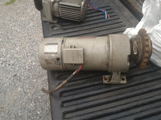 มอเตอร์เกียร์ทดพร้อมเบครไฟฟ้า MITSUBISHI ขนาด 0.1 KW.  อัตราทด 1/30  ทดแล้วหมุนที่ 46 รอบต่อนาที