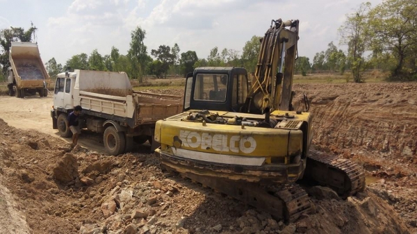 **570,000 บ.ต่อรอง/// แบคโฮ KOBE 200 มาร์ค 3 **ขาย KOBELCO SK200 MARK-3 แบคโฮยอดนิยม KOBELCO MARK-3 SK200 เก๋งน้ำเงิน เครื่องเดิม ปั้มเดิม ไฟฟ้าตัด เครื่อง/ปั้ม ฟิตใหม่ เช็คใหม่ แน่น แรง ทำงานเร็ว ไม่โหลด บูมอาร์มดี มีปะบ้างบางจุด บุ้งกี๋ดี เอวดี แน่น ช่ว