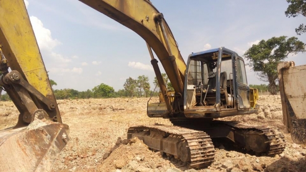 **570,000 บ.ต่อรอง/// แบคโฮ KOBE 200 มาร์ค 3 **ขาย KOBELCO SK200 MARK-3 แบคโฮยอดนิยม KOBELCO MARK-3 SK200 เก๋งน้ำเงิน เครื่องเดิม ปั้มเดิม ไฟฟ้าตัด เครื่อง/ปั้ม ฟิตใหม่ เช็คใหม่ แน่น แรง ทำงานเร็ว ไม่โหลด บูมอาร์มดี มีปะบ้างบางจุด บุ้งกี๋ดี เอวดี แน่น ช่ว