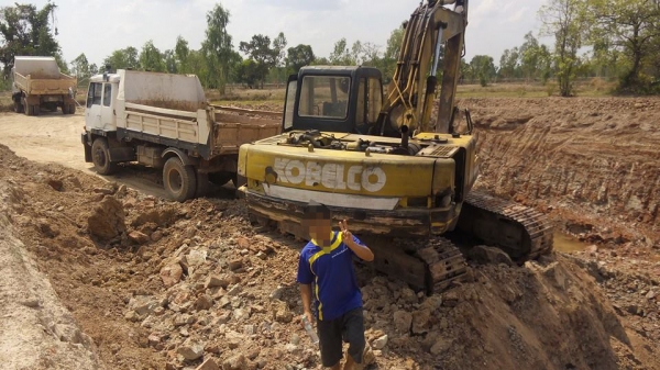 **570,000 บ.ต่อรอง/// แบคโฮ KOBE 200 มาร์ค 3 **ขาย KOBELCO SK200 MARK-3 แบคโฮยอดนิยม KOBELCO MARK-3 SK200 เก๋งน้ำเงิน เครื่องเดิม ปั้มเดิม ไฟฟ้าตัด เครื่อง/ปั้ม ฟิตใหม่ เช็คใหม่ แน่น แรง ทำงานเร็ว ไม่โหลด บูมอาร์มดี มีปะบ้างบางจุด บุ้งกี๋ดี เอวดี แน่น ช่ว