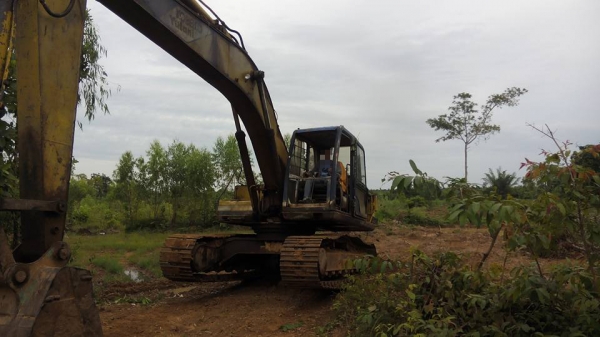 **570,000 บ.ต่อรอง/// แบคโฮ KOBE 200 มาร์ค 3 **ขาย KOBELCO SK200 MARK-3 แบคโฮยอดนิยม KOBELCO MARK-3 SK200 เก๋งน้ำเงิน เครื่องเดิม ปั้มเดิม ไฟฟ้าตัด เครื่อง/ปั้ม ฟิตใหม่ เช็คใหม่ แน่น แรง ทำงานเร็ว ไม่โหลด บูมอาร์มดี มีปะบ้างบางจุด บุ้งกี๋ดี เอวดี แน่น ช่ว