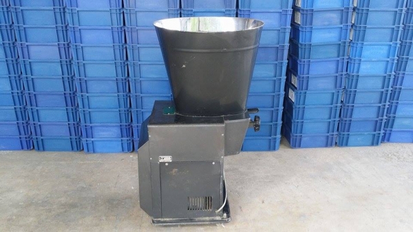 นำเข้าจากญี่ปุ่น เครื่องขัดข้าวขาว KUBOTA  รุ่น  KM-303T เก่าญี่ปุ่น  สภาพสวย