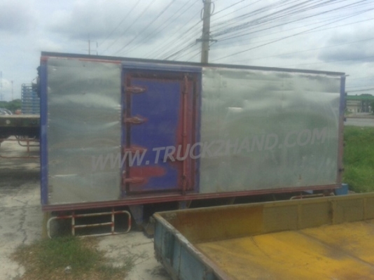 ตู้บรรทุก ตู้แห้ง 3 ประตู ยกลงจากรถ ISUZU NPR 120 แรง ภายในยาว 4.85 เมตร กว้าง 2.06 เมตร สูง 1.82 เมตร