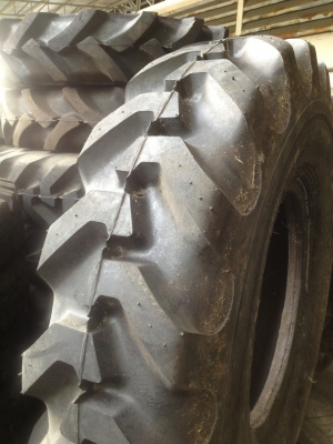 ยางรถตัก (ยางหล่อ) 1200-20 สภาพสวยครับ ยางรถตัก (ยางหล่อ) 1200-20 สภาพสวยครับ