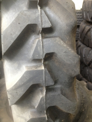 ยางรถตัก (ยางหล่อ) 1200-20 สภาพสวยครับ ยางรถตัก (ยางหล่อ) 1200-20 สภาพสวยครับ