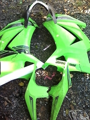 แฟริ่งเปลือกข้างKAWASAKI  NINJA 250 2012  ราคา 1500 บาท รวมส่ง