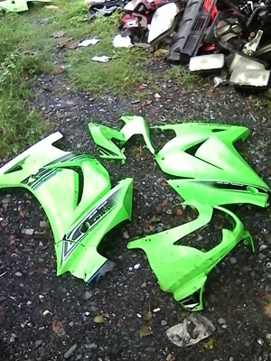 แฟริ่งเปลือกข้างKAWASAKI  NINJA 250 2012  ราคา 1500 บาท รวมส่ง