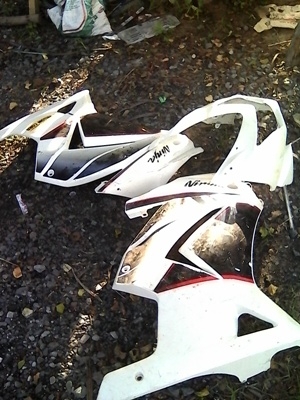 แฟริ่งเปลือกข้างKAWASAKI  NINJA 250 2012  ราคา 1500 บาท รวมส่ง