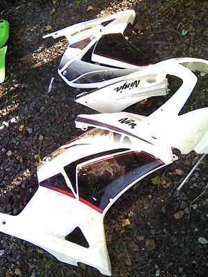 แฟริ่งเปลือกข้างKAWASAKI  NINJA 250 2012  ราคา 1500 บาท รวมส่ง
