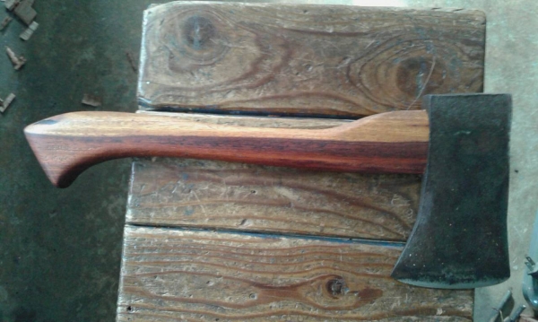 ขวานเยอรมันพร้อมด้ามไม้ประดู่