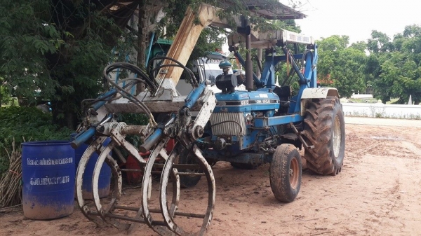 ขายรถไถฟร์อด6600 อุปกรณ์4อย่าง เครื่องปลูกอ้อยสภาพ95\% คีบอ้อย ใบมีดดันหน้า ผานหลัง7 สภาพพร้อมใช้งาน เอกสารเล่มทะเบียน พร้อมลุยงาน