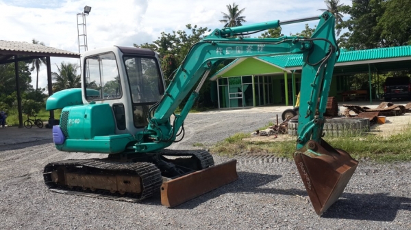 ขายรถเก่านอก komatsu 40-7 หัวเก๋งแทรกเหล็กสภาพสวย สนใจโทร 092-3309229 อี๊ด