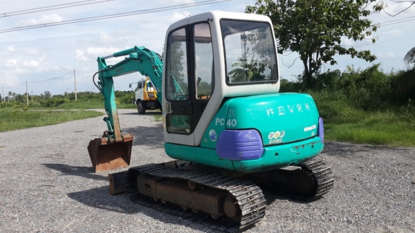 ขายรถเก่านอก komatsu 40-7 หัวเก๋งแทรกเหล็กสภาพสวย สนใจโทร 092-3309229 อี๊ด