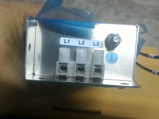 ชุดกรองสัญญาณรบกวน รุ้นใช้กับไฟ 3 เฟส ในระบบไฟฟ้าต่างๆ เช่นมีการรบกวนเข้าทีวี วิทยุ คอมพิวเตอร์ และอื่นๆ