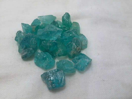 พลอยบลูโทพาสยังไม่ได้เจียรนัย