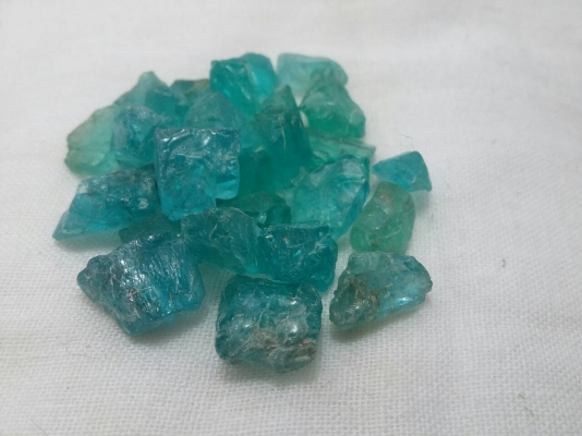 พลอยบลูโทพาสยังไม่ได้เจียรนัย