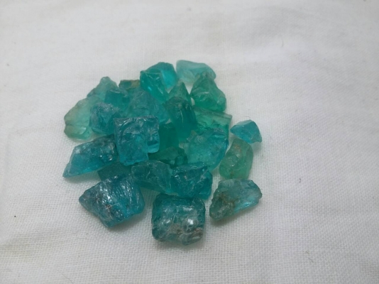 พลอยบลูโทพาสยังไม่ได้เจียรนัย