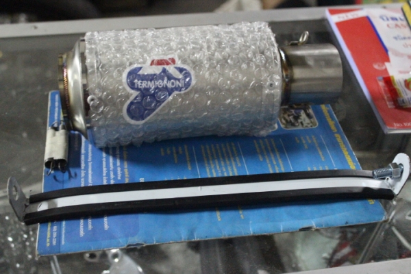 ขาย ท่อสั้น เสียงค่อนข้างดังราคาใบละ 1400 ของใหม่นะครับ