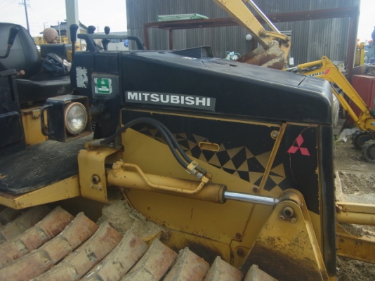 ขายด่วน รถแทรกเตอร์ MITSUBISHI  BD2J  รุ่นใหม่  ใช้งานน้อย   ใบมีดสไลด์  6  ทิศทาง   ตีนตะขาบ   สภาพสวย  สนใจโทร  089-7462641  สุวรรณี  จ้า