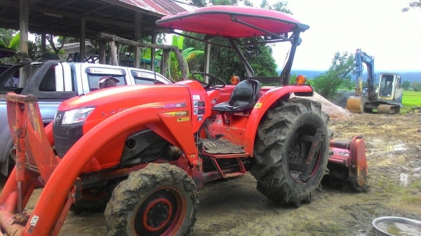 ขายรถไถ KUBOTA L4708 สภาพดีเดิมๆพร้อมใช้งาน อุปกรณ์ครบ 3 ชิ้นมีพร้อมดันหน้า ผานพรวนและ โรตารี่