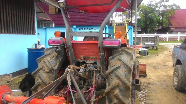 ขายรถไถ KUBOTA L4708 สภาพดีเดิมๆพร้อมใช้งาน อุปกรณ์ครบ 3 ชิ้นมีพร้อมดันหน้า ผานพรวนและ โรตารี่