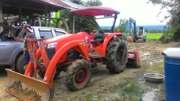 ขายรถไถ KUBOTA L4708 สภาพดีเดิมๆพร้อมใช้งาน อุปกรณ์ครบ 3 ชิ้นมีพร้อมดันหน้า ผานพรวนและ โรตารี่