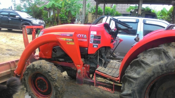 ขายรถไถ KUBOTA L4708 สภาพดีเดิมๆพร้อมใช้งาน อุปกรณ์ครบ 3 ชิ้นมีพร้อมดันหน้า ผานพรวนและ โรตารี่