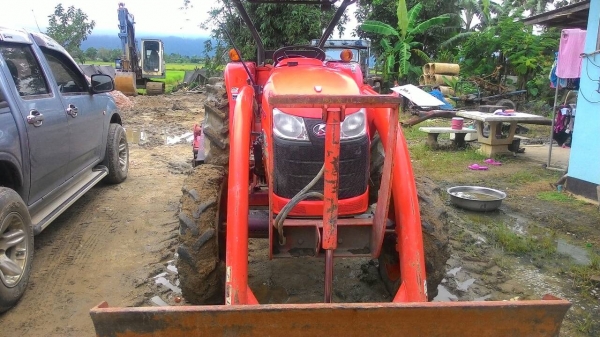 ขายรถไถ KUBOTA L4708 สภาพดีเดิมๆพร้อมใช้งาน อุปกรณ์ครบ 3 ชิ้นมีพร้อมดันหน้า ผานพรวนและ โรตารี่