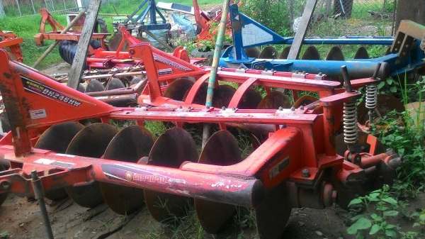 ขายรถไถ KUBOTA L4708 สภาพดีเดิมๆพร้อมใช้งาน อุปกรณ์ครบ 3 ชิ้นมีพร้อมดันหน้า ผานพรวนและ โรตารี่