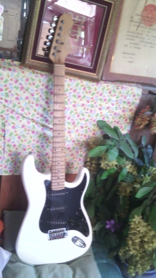 ขายด่วน....กีตาร์ไฟฟ้า....3500 ต่อรองได้ ขายด่วน....กีตาร์ไฟฟ้า....3500 ต่อรองได้