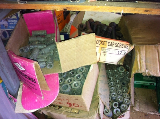 พุกตะกั่ว พุกเหล็ก แหวน น๊อตมิลชุบแข็ง สกรูกระเบื้องหลังคารุ่นเก่า ล้อเหล็ก ล้อยาง