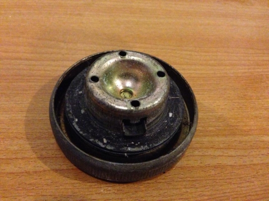 ขายอะไหล่honda C100 เดิมๆครับ ฝาปิดทองขาว+ฝาถัง+ที่ล๊อคคอ ราคา 300 บาท พร้อมส่งครับ 083-0754211