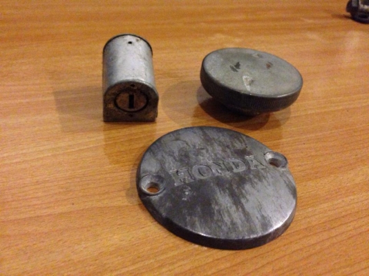 ขายอะไหล่honda C100 เดิมๆครับ ฝาปิดทองขาว+ฝาถัง+ที่ล๊อคคอ ราคา 300 บาท พร้อมส่งครับ 083-0754211