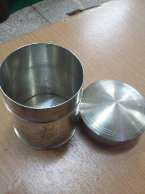 กระติกกับกระป๋องทำจากดีบุกของนอก