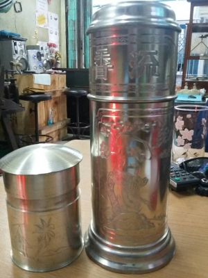 กระติกกับกระป๋องทำจากดีบุกของนอก