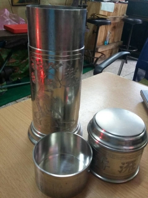 กระติกกับกระป๋องทำจากดีบุกของนอก