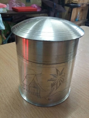 กระติกกับกระป๋องทำจากดีบุกของนอก