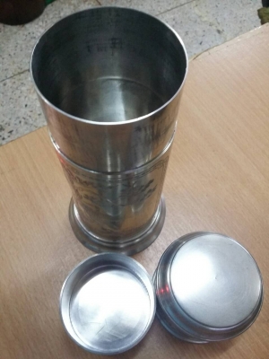 กระติกกับกระป๋องทำจากดีบุกของนอก