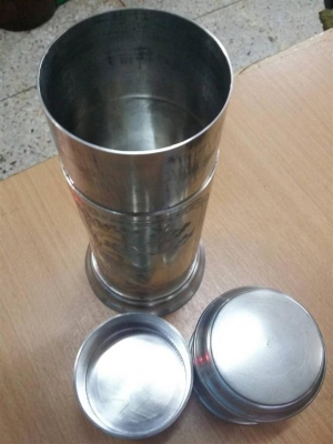 กระติกกับกระป๋องทำจากดีบุกของนอก