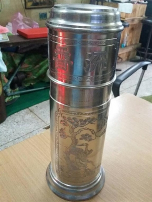 กระติกกับกระป๋องทำจากดีบุกของนอก