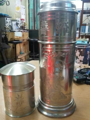 กระติกกับกระป๋องทำจากดีบุกของนอก