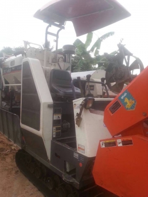 ลดกันไปเลย  335,000 ครั้งสุดท้ายครับ ขายรถเกี่ยวข้าว คูโบต้า รุ่น DC 60  Plus ปี 2554