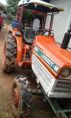 รถไถ 4x4 พร้อมอุปกรณ์