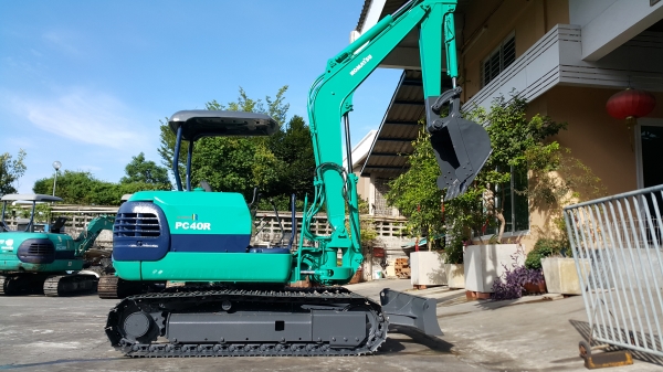 ขาย รถขุด KOMATSU รุ่น PC40R-8- มือสองญี่ปุ่น แทร็กเหล็กสวย สลักแน่น ทั้งคัน สวยพร้อมใช้งาน มือถือ/LINE ID : 0818753444