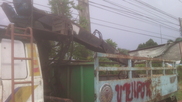 ขายด่วนซากรถ 6 ล้อไม่มีเล่มทะเบียน+เครนพับติดที่คลีบเหล็ก 250000 ต่อได้