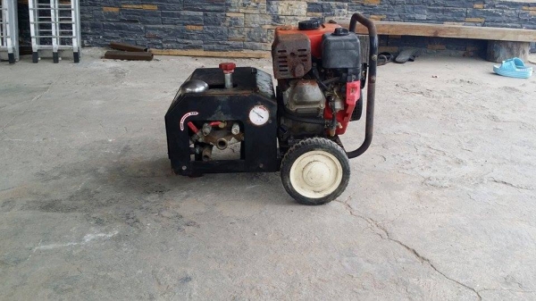 ปั๊มฉีดยาเก่าญี่ปุ่น MITSUBISHI  รุ่น GM180-L  ขนาด 4 แรง สภาพดี เครื่องพร้อมใช้งาน  ขนาดกระทัดรัด