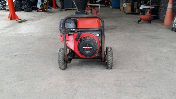 ปั๊มฉีดยาเก่าญี่ปุ่น MITSUBISHI  รุ่น GM180-L  ขนาด 4 แรง สภาพดี เครื่องพร้อมใช้งาน  ขนาดกระทัดรัด