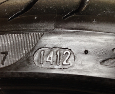 ยาง PIRELLI P zero 225 35 19 ปี12 ดอกเยอะ ไม่มีปะ ยาง PIRELLI P zero 225 35 19 ปี12 ดอกเยอะ ไม่มีปะ